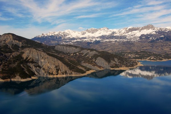 Comment aménager une serre intérieure pour plantes tropicales dans un appartement peu lumineux ?